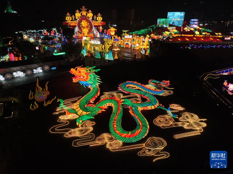 逛灯会、品年味 四川多地灯会“点