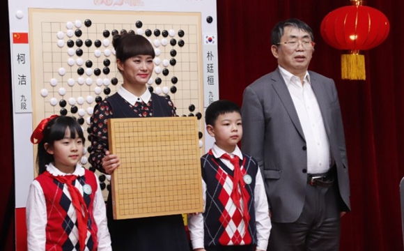 聂卫平向龙江路小学捐赠棋盘