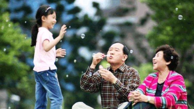 政府工作报告将强化&ldquo;一老一小&rdquo;服务保障作为一大重点 老人孩子将得到更多关注和保护