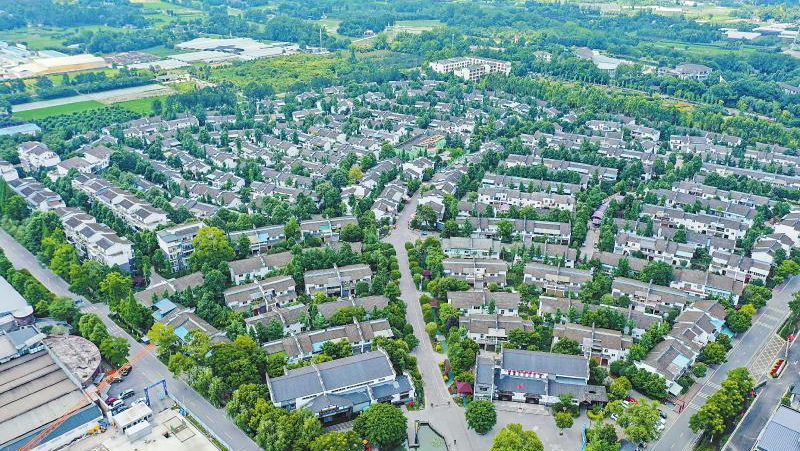 &ldquo;战旗&rdquo;焕新颜 村民展笑颜